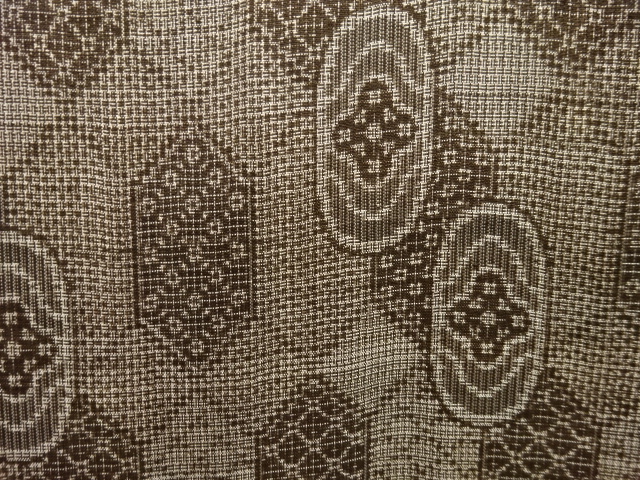 アンティーク　亀甲に抽象模様織出し本場泥大島紬着物（割り込み絣）